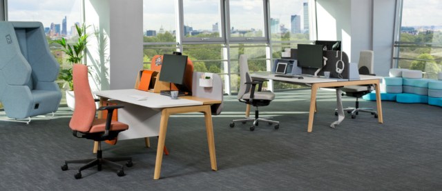 Opertive desk Levitate